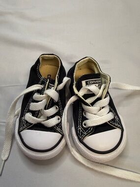 Converse - NWOT Chuck Taylor All Star low tops - Size 3